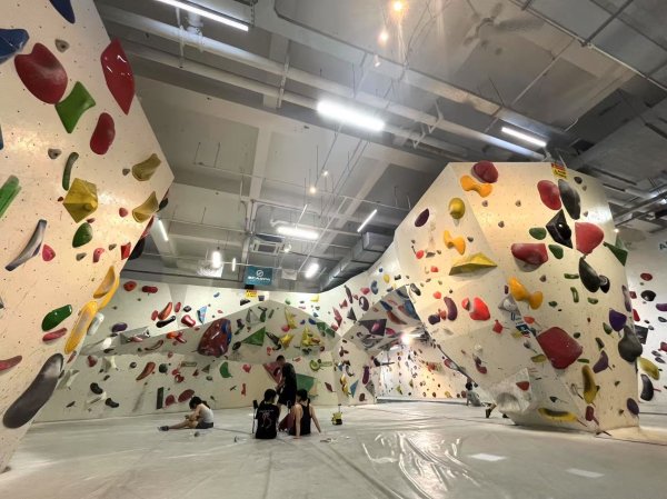 配资世家 “一上墙就心静了” 当代年轻人迷上攀岩 王石、周鸿祎也投资开岩馆