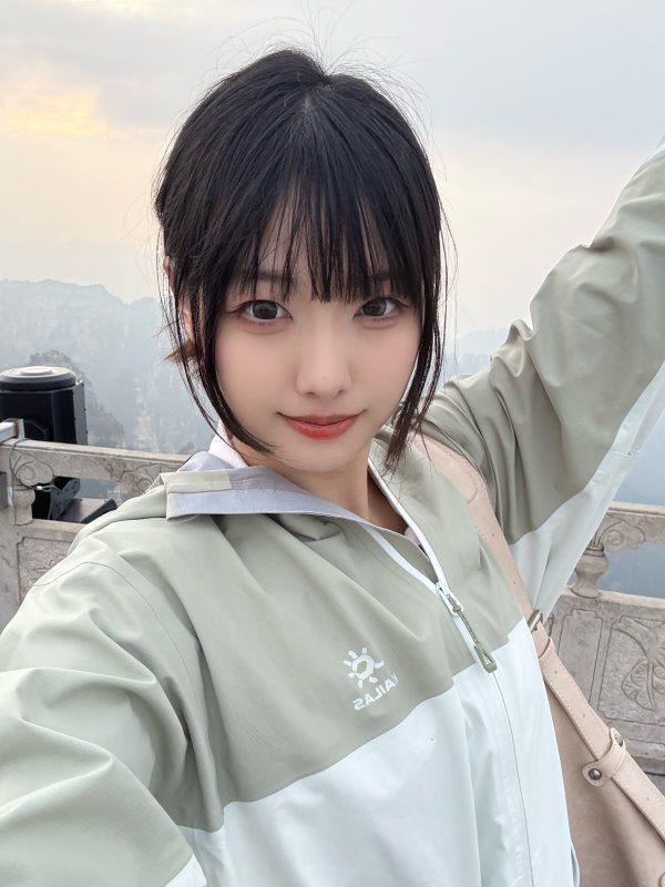 亿正策略 主持周敢敢晒爬山照：总算是爬完了，活人微死了